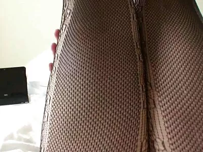 లావిష్ కౌగర్ తన పెద్ద కాక్ పొరుగువారికి అంగ సంపర్కాన్ని ప్రదర్శించింది