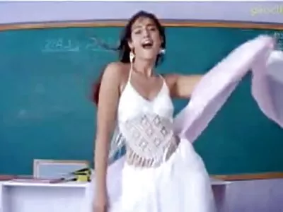 ధూమపానం-వేడి MILF ఆమె తడి పుస్సీని ఫక్ చేయడంలో పొడవైన బోధకుడిని ప్రలోభపెడుతుంది
