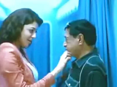 పెద్ద బట్ ఉన్న సెక్సీ శ్యామలకి చీకటిలో ఆమె గాడిదలో బట్ ప్లగ్‌లను కదిలించడం చాలా ఇష్టం