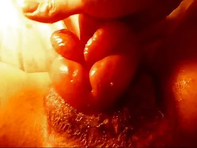 ఎర్రటి జుట్టు గల కూజ్ ఆమె నల్లని మేజోళ్ళలో ఉంది మరియు ఆమె పుస్సీ నింపబడి ఉంది