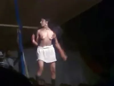 బ్లోండ్ చిక్ తన మోసగాడు మీద ఒక మంత్రదండం మరియు ఆమె బుమ్‌ని పైకి లేపడానికి ఒక పెద్ద డెల్డోను ఉపయోగిస్తోంది